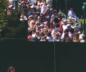 🎥😂 | Oeps! Tennisfan krijgt bal op zijn kop na smash op ANDER veld