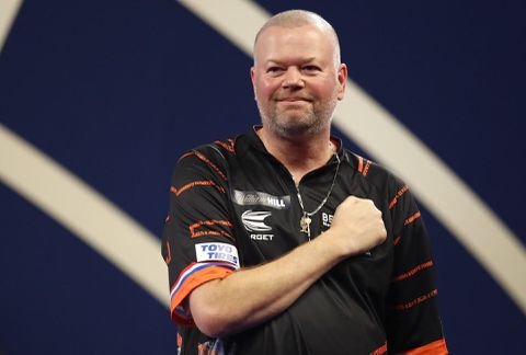 Raymond van Barneveld stunt: winst op Gerwyn Price in Barnsley