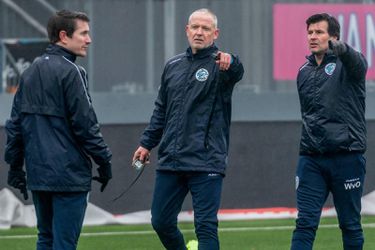 Bizar! Bij FC Den Bosch zit assistent Verhaegh als wissel op de bank vanwege coronaplaag