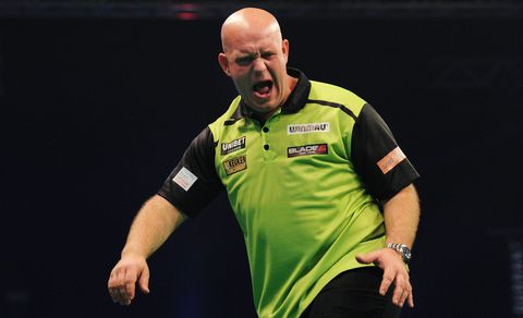 Michael van Gerwen worstelt zich met veel pijn en moeite voorbij Damon Heta op Matchplay