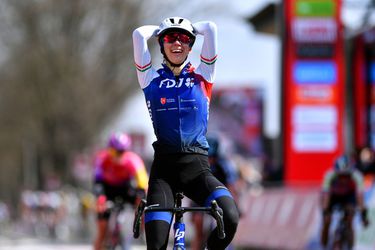 🎥 | Italiaanse Marta Cavalli verrast Annemiek van Vleuten en co in Amstel Gold Race