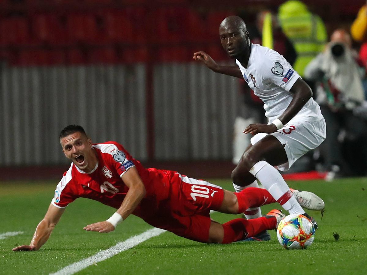 Tadic laat Ajax-fans even schrikken na interland: 'Een overbelaste spier, niks ernstigs'