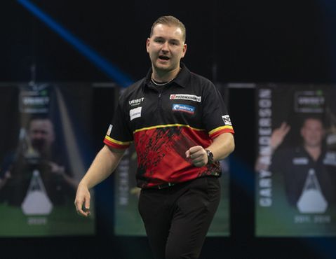 Dimitri van den Bergh vecht zich naar punt en schakelt Wright uit, strijd om plek 4 wordt loeispannend