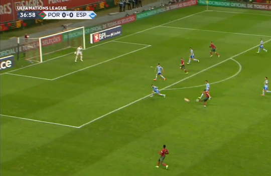 🎥 | Zelfs Flashscore zat ernaast: dit briljante schot van Bruno Fernandes zat NIET