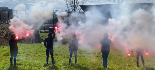 🎥 | Met z'n allen: 5 Feyenoord-fans komen naar laatste training voor Klassieker