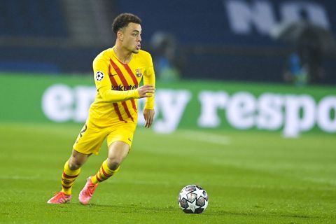 🎥 | Teamgenoot komt met heerlijk verhaal over Dest: 'Hij eet alleen maar stokbrood!'