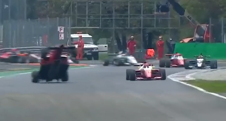 🎥 | Deze auto vliegt door de lucht nadat-ie in contact komt met de Italiaanse sausage curbs