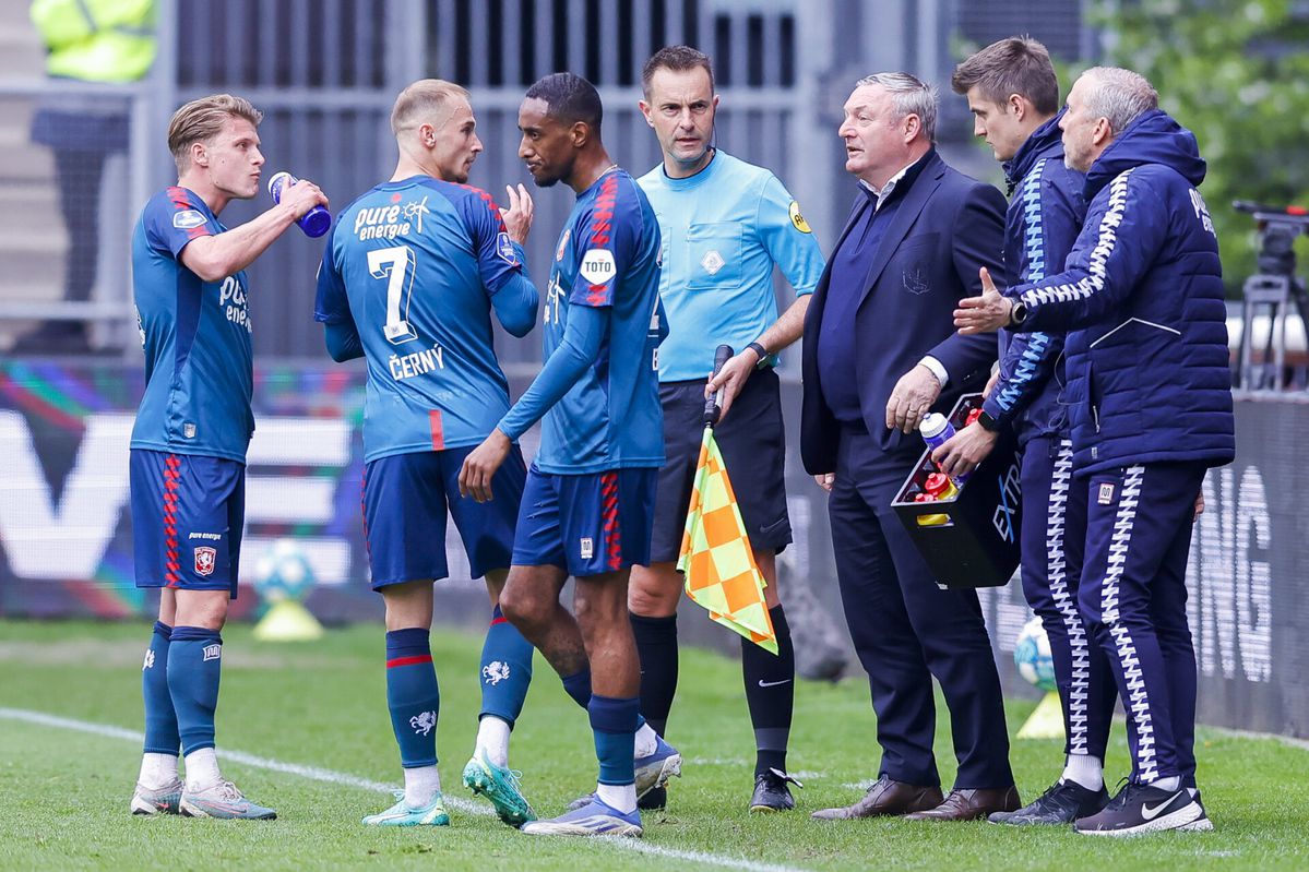 Reservespeler FC Twente raakte onwel in spelersbus: toestand is stabiel