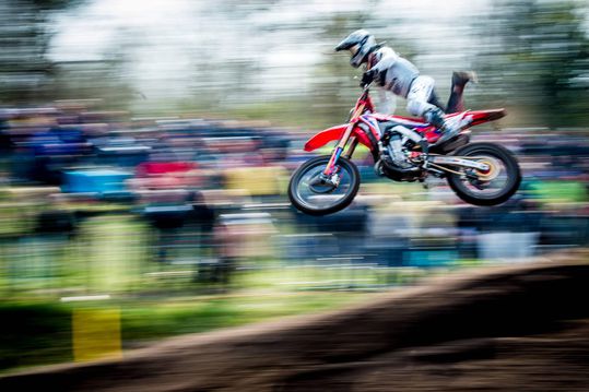 Bij ontbreken van Herlings loopt Gajser in op koploper Cairoli in Portugal