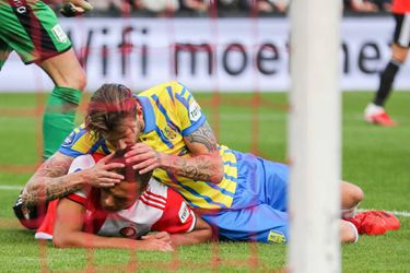 🎥 | Kusje erop? Michiel Kramer voorkomt ruzie bij Feyenoord - RKC op originele wijze