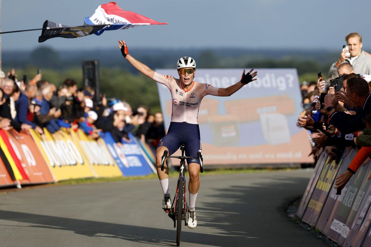 🥇​ | Wat een verrassing! Mischa Bredewold wint wegwedstrijd EK wielrennen in Drenthe