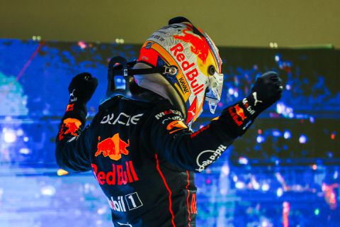 Sergio Pérez moet zich melden bij de stewards: zege in gevaar