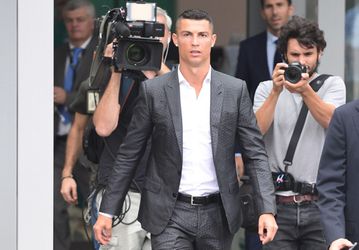 Nog meer foto's! Intens populaire Ronaldo toegejuicht door honderden Juve-fans