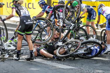 Heftige crash laat hele peloton schrikken in slotkilometers ronde van Catalonië (video)