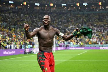 Kameroen stunt tegen schuifelend Brazilië: Aboubakar pakt rode kaart na winnende goal