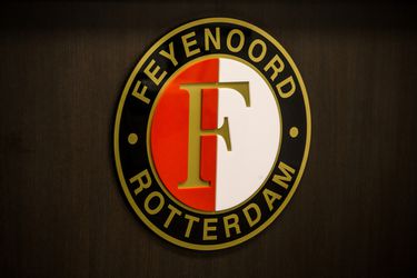 Hand in hand protesteren supporters tegen het Feyenoord City-plan (video)