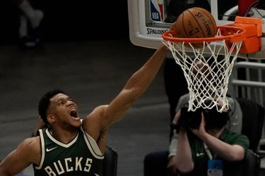 🎥 | Giannis Antetokounmpo temt Kevin Durant en schittert in NBA-topper
