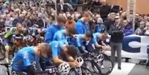 Indrukwekkende minuut stilte voor overleden renner Goolaerts bij start Brabantse Pijl (video)