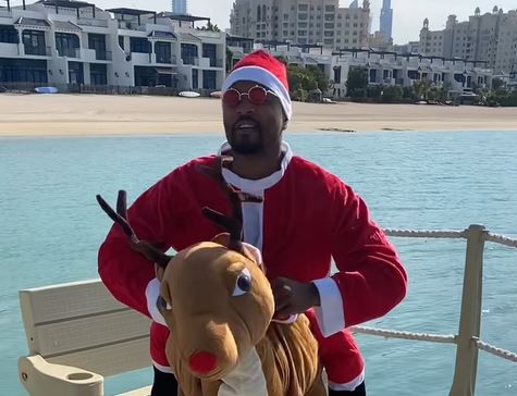 🎥 🎅 😂  | LACHEN! Patrice Evra verandert in Santa en doet een dansje zoals alleen hij dat kan