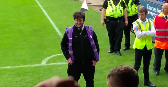 Voetbalfans zingen Harry Maguire lookalike-steward toe: 'Zijn hoofd is fucking groot!' (video)
