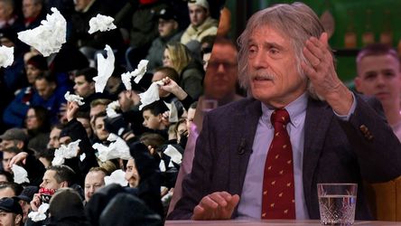 🎥 | Johan Derksen ergert zich aan zakdoekjes bij AZ: 'Dat is een heel vervelend groepje'