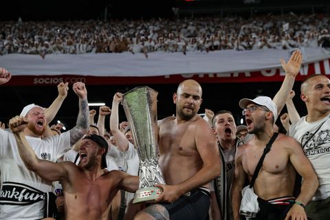 📸 | Wat een feest! Spelers en fans Eintracht Frankfurt vieren samen winst Europa League