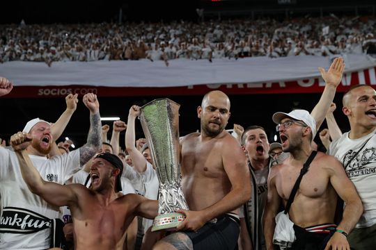 📸 | Wat een feest! Spelers en fans Eintracht Frankfurt vieren samen winst Europa League