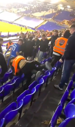 🎥 | Steward en Birmingham City-supporter raken KEIHARD slaags op de tribune
