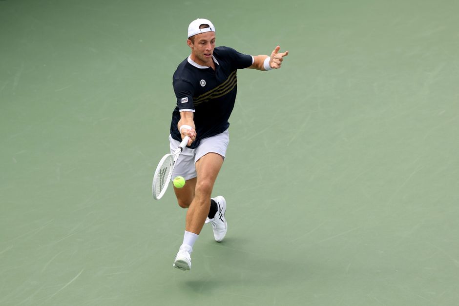 Tallon Griekspoor verliest titanenstrijd in 1e ronde van de US Open, ook Arantxa Rus moet toernooi verlaten