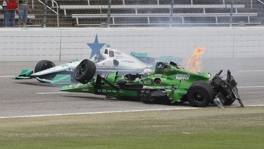 Newgarden naar ziekenhuis na zware crash IndyCar (video)