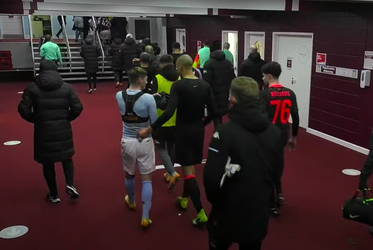 🎥 | Villa-debutant Louie Barry vraagt en krijgt al geruild shirtje terug van Fabinho