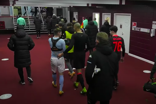 🎥 | Villa-debutant Louie Barry vraagt en krijgt al geruild shirtje terug van Fabinho