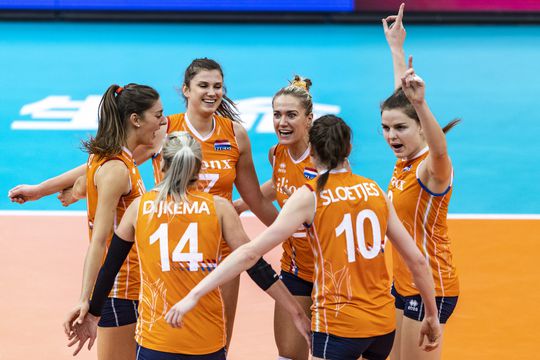 Oranje-volleybalsters zeker van halve finale WK na ultieme comeback tegen VS