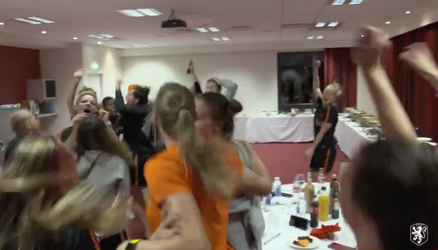 Waar is dat feestje? Hier is dat feestje! Leeuwinnen dansen na bereiken WK-finale (video)