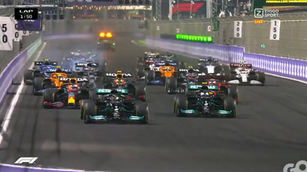 🎥 | Start in Jeddah: Verstappen zit meteen op de staart bij Bottas