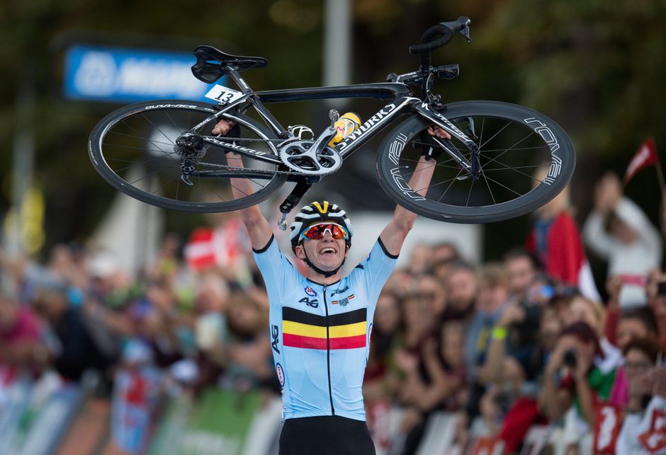 Supertalent Evenepoel maakt Belgen gek: rijdt even op kop bij eerste profronde (video)