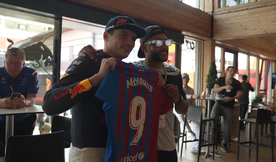 🎥​ | Memphis bezoekt Red Bull-garagebox bij GP van Spanje: 'Snelheid maakt me bang'
