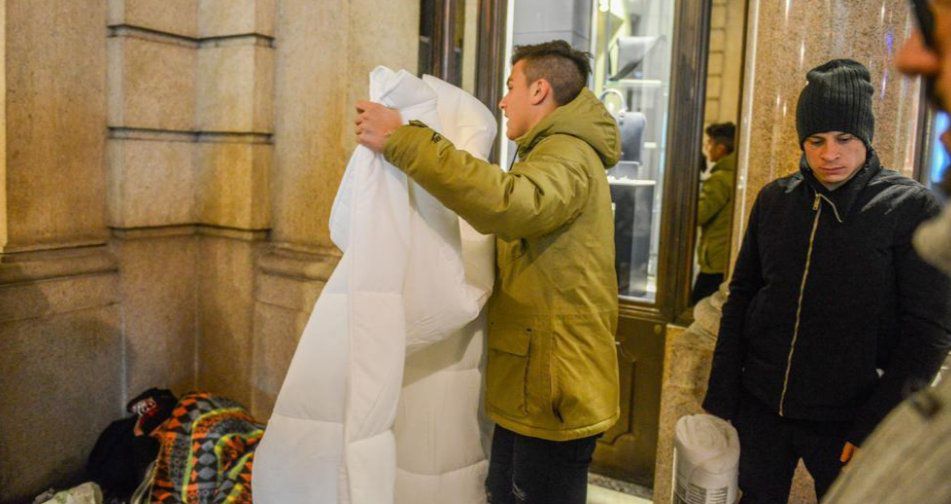 Helden! Dybala en Iturbe delen dekens uit aan daklozen in Turijn
