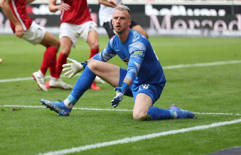 Louis van Gaal gaat Bundesliga-keeper bekijken: 'Ken hem niet, schijnt heel goed te zijn'