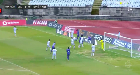 🎥 | Vergeten-Ajacied Cassierra scoort met wat hulp van de keeper
