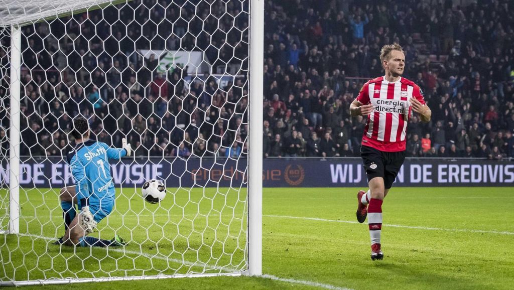 Siem de Jong tikt PSV laat langs Go Ahead Eagles