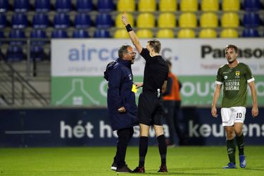 🎥​ | Cambuur-trainer Henk de Jong schold scheidsrechter uit: 'Slappe lul noemde ik hem’