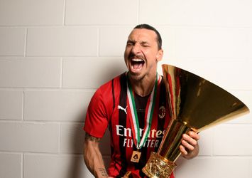 Zlatan Ibrahimovic eert Mino Raiola met Serie A-titel: 'De 1e prijs die ik zonder hem win'