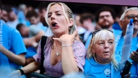 🎥 | Wat zijn dit voor schunnige gebaren van vrouw tijdens FA Cup-finale?