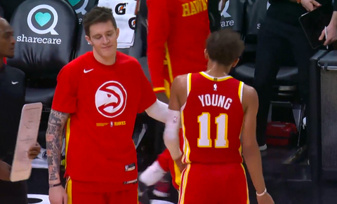 🎥 | Douchen, Young! NBA-ster weggestuurd na gooien van bal tegen de scheids