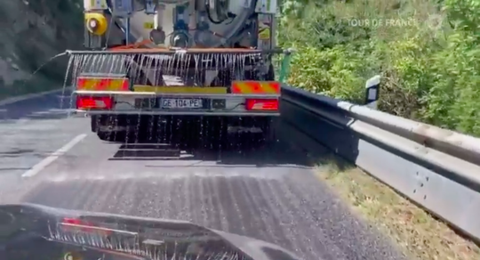 🎥 | Asfalt smelt door hitte in Frankrijk, Tourorganisatie komt met oplossing