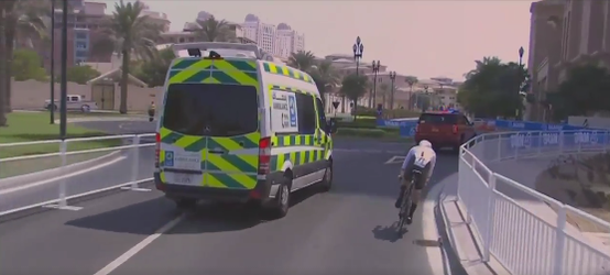 Ambulance rijdt wereldkampioen tijdrijden bij beloften bijna aan (video)