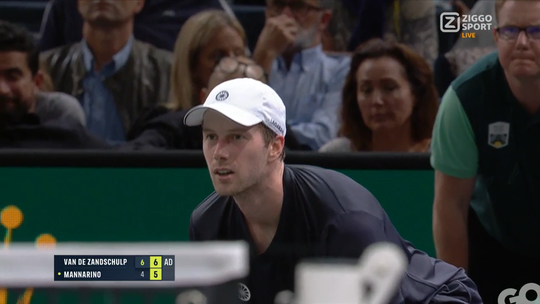 🎥 | Botic van de Zandschulp verslaat Adrian Mannarino en irritant publiek tijdens ATP in Parijs