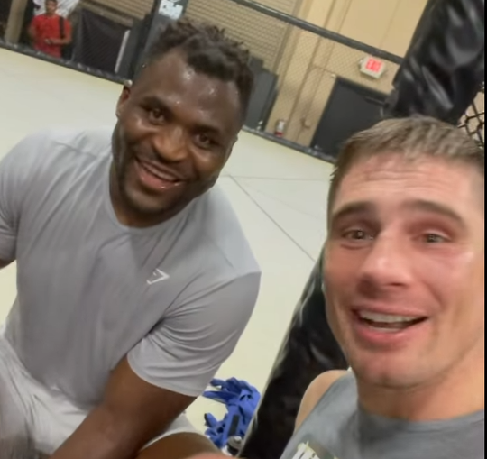 🎥 Rico Verhoeven heeft het geweldig in Las Vegas: ontmoet Francis Ngannou in casino en gaat samen trainen