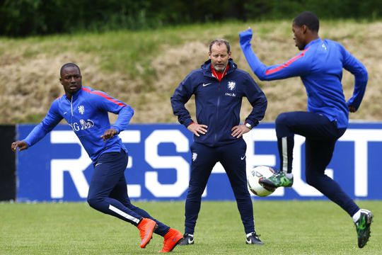 Willen we een Engelse of een Hollandse linksback bij het Nederlands Elftal?